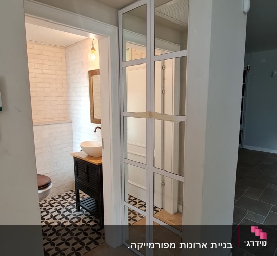 מראה עם מסגרת עץ ליד חדר אמבטיה